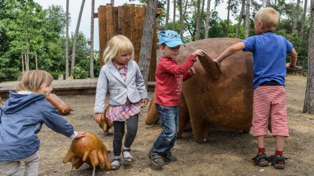 Sousoší Mazlíci od Michala Trpáka, foto: Petr Hamerník, Zoo Praha