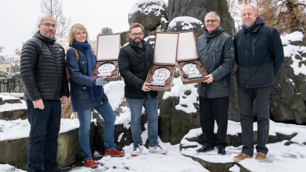 Na snímku zleva ředitel Zoo Praha Miroslav Bobek, ředitelka Základní školy Pod Marjánkou Marcela Zavadilová (s cenou Malý Richard), marketingový ředitel společnosti Alimpex food Martin Kincl (s cenou Velký Richard), předseda představenstva společnosti IPODEC František Šimánek (s cenou Divoký Richard) a náměstek ředitele Zoo Praha Vít Kahle. Foto: Petr Hamerník, Zoo Praha.