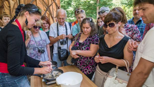 Zájem o netradiční hmyzí pochoutky je vždy v Zoo Praha velký. Návštěvníci mohou sledovat i přípravu neobvyklých receptů. Foto: Petr Hamerník, Zoo Praha.