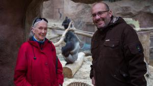 Jane Goodall v doprovodu ředitele zoo Miroslava Bobka navštívila i Pavilon goril. Foto: Václav Šilha, Zoo Praha. 