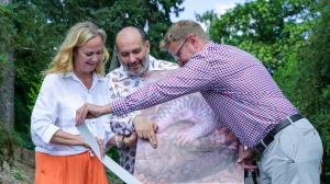 Unveiling the name for the second pangopup in Europe. From left: Prague’s deputy mayor, Jana Komrsková, Prague Zoo’s director, Miroslav Bobek, the director of Bidfood, Lukáš Dědek. Photo Petr Hamerník, Prague Zoo