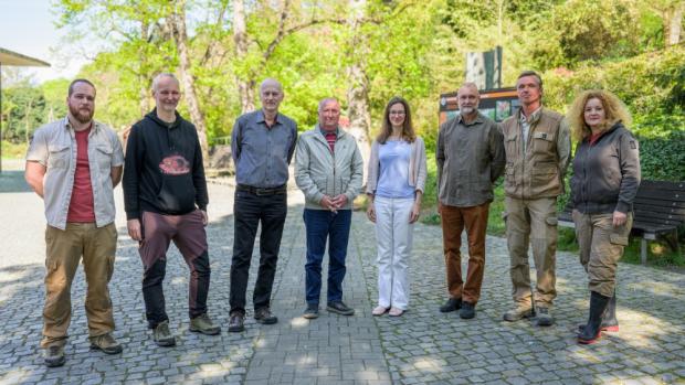Snímek pořízený při příležitosti jednání o návratu Zoo Praha do UCSZOO. Zleva kurátor primátů Zoo Praha Jan Mengr, kurátor savců Zoo Praha Pavel Brandl, zoologický náměstek Zoo Praha Jaroslav Šimek, viceprezident UCSZOO Radomír Habáň, ředitelka Zoo Praha Lenka Poliaková, prezident UCSZOO David Nejedlo, vrchní chovatel kopytníků Zoo Praha Aleš Doležal a chovatelka lachtanů a tučňáků Helena Rosypalová. Foto Petr Hamerník, Zoo Praha