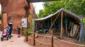 Stan strážců lesa dokresluje autentickou atmosféru okolí pavilonu. Naplněný je skutečnými předměty, které používali kamerunští strážci rezervace, případně jejich replikami. Foto: Petr Hamerník, Zoo Praha