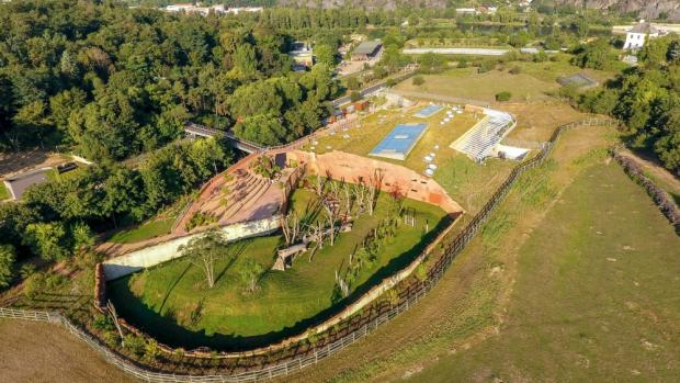 Nový pavilon goril, u kterého je i nový vchod do Zoo Praha, na leteckém snímku od usedlosti Hrachovka. Foto: Miroslav Bobek, Zoo Praha