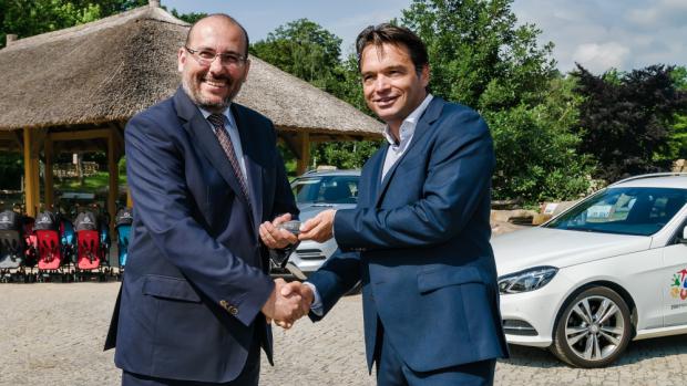 Florian Müller slavnostně předává řediteli Zoo Praha Miroslavu Bobkovi klíčky od nových vozů Mercedes-Benz. Kromě automobilů věnovala společnost Mercedes-Benz pražské zoo i kočárky pro děti. Foto: Petr Hamerník, Zoo Praha