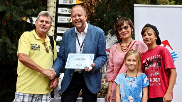 Za vedení zoo pogratuloval rodině dlouholetý marketér Ing. Vít Kahle a předal jim dárky od zoo a jejích partnerů. Foto: Michaela Kahle, Zoo Praha.