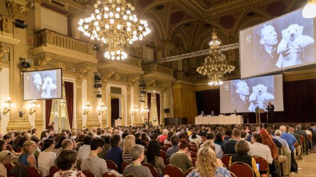 Konferenci amerických a evropských veterinárních lekařů zvířat zoologických zahrad, která se koná v Evropě poprvé, zahájil ředitel Zoo Praha Miroslav Bobek krátkou prezentací o veterináři a „válečném řediteli“ pražské zoo MVDr. Janu Vlasákovi. Foto: Petr Hamerník, Zoo Praha.
