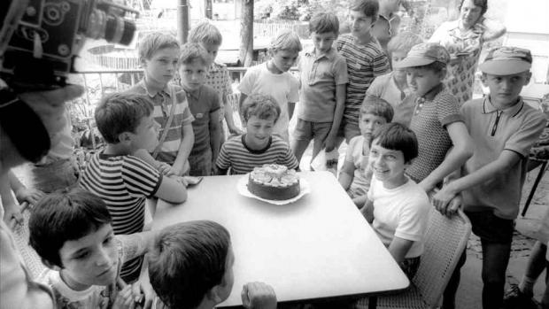 25 000 000. návštěvník Zoo Praha přišel dne 24. 6. 1975. Foto Vladimír Motyčka