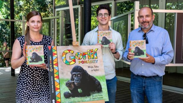 Nové vydání Gorilích pohádek pokřtili v Zoo Praha jejich autoři, Miroslav Bobek a Tereza Šefrnová, spolu s „pohádkovým“ hercem Markem Adamczykem. Foto Oliver Le Que, Zoo Praha