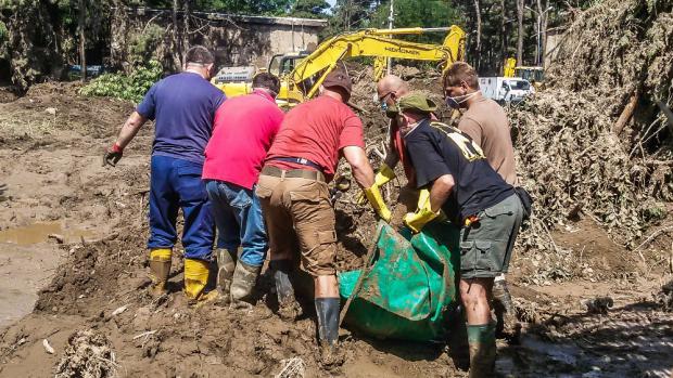 Taking away a dead bear, extricated from the mud... Photo Vít Lukáš