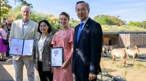 Záštitu nad projektem Návrat divokých koní na východ Mongolska převzala od mongolské velvyslankyně v ČR Bolormaa Batsaikhan (druhá zleva) ředitelka Zoo Praha Lenka Poliaková (třetí zleva). Na snímku je též zoologický náměstek Zoo Praha Jaroslav Šimek (nalevo) a velvyslanec Republiky Kazachstán v ČR Kairat Abdrakhmanov (napravo). Foto: Petr Hamerník, Zoo Praha