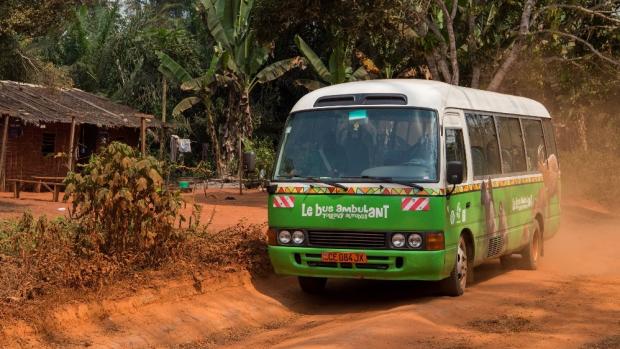 Toulavý autobus na cestě z Kabilonu do Yaoundé. Foto: Khalil Baalbaki, Zoo Praha