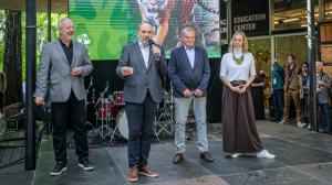 Slavnostní zahájení 94. výroční slavnosti Zoo Praha. Zprava: Náměstkyně primátora hl. m. Prahy pro oblast životního prostředí Jana Komrsková, primátor hl. m. Prahy Bohuslav Svoboda, ředitel Zoo Praha Miroslav Bobek a moderátor Jan Kovařík. Foto: Petr Hamerník, Zoo Praha