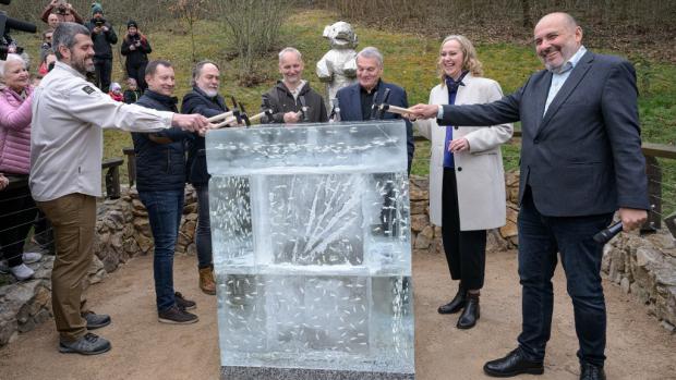 Symbolického poklepání na základní kámen expozičního celku Arktida, resp. obří ledovou kostku, se zhostili (zprava) ředitel Zoo Praha Miroslav Bobek, náměstkyně primátora pro oblast životního prostředí Jana Komrsková, primátor hl. m. Prahy Bohuslav Svoboda, kurátor savců Pavel Brandl, vydavatel Joachim Dvořák, generální ředitel společnosti Metrostav DIZ Karel Volf a investiční náměstek Zoo Praha Lukáš Divoký. Foto: Petr Hamerník, Zoo Praha
