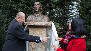 Ředitel Zoo Praha Miroslav Bobek odhalil bustu prof. Jiřího Jandy společně s jeho praneteří, Zorou Jandovou. Foto: Václav Šilha, Zoo Praha