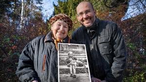 Fotografii Dájinky s tygřetem přihlásila do fotosoutěže Zoo Praha dcera paní Dagmar Šaškové. Sama paní Šašková se o celé věci dozvěděla, až když svůj snímek uviděla zvětšený na stojanu v zoologické zahradě.  Při té příležitosti vznikla i společná fotografie s nynějším ředitelem Zoo Praha. Foto Václav Šilha