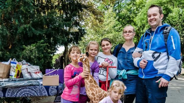 Letošní miliontý návštěvník Zoo Praha, pan Kohút s manželkou, dcerou a neteřemi. Foto: Petr Hamerník, Zoo Praha