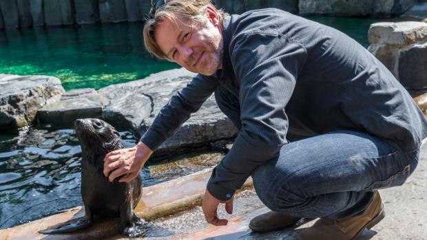 Kmotr Jiří Langmajer s Mamutem.  Foto: Petr Hamerník, Zoo Praha