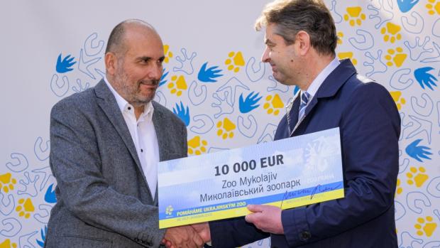 A symbolic cheque for €10,000 for the war-threatened Mykolaiv Zoo in Ukraine. Miroslav Bobek, Prague Zoo’s director, hands it over to the Ukrainian Ambassador to the Czech Republic, Yevhen Perebyjnis. The funds are from a collection set up by Prague Zoo. Photo Petr Hamerník, Prague Zoo