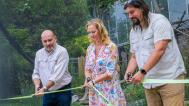 Slavnostního přestřižení pásky u nové voliéry Sečuán v Zoo Praha se ujal (zleva) ředitel zoo Miroslav Bobek, náměstkyně primátora hl. m. Prahy pro oblast životního prostředí Jana Komrsková a kurátor ptáků Antonín Vaidl. Foto Petr Hamerník, Zoo Praha