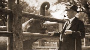 Profesor Jiří Janda, první ředitel Zoo Praha, na snímku se slonem Babym. Foto: archiv Zoo Praha