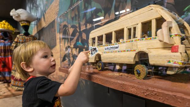 Model Toulavého autobusu, který darovaly řediteli Zoo Praha děti z Kamerunu, mohou nyní obdivovat malí i velcí návštěvníci pavilonu Rezervace Dja. Foto: Petr Hamerník, Zoo Praha