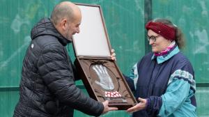 Zoo Praha tradičně ocenila své sponzory a příznivce cenami Richard. Divokého Richarda přebírá z rukou ředitele zoo Miroslava Bobka paní Božena Banková, která zakoupila úctyhodných 1029 stravenek pro zvířata. Foto Petr Hamerník, Zoo Praha