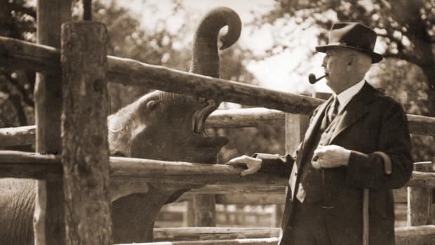 Profesor Jiří Janda, první ředitel Zoo Praha, na snímku se slonem Babym. Foto: archiv Zoo Praha