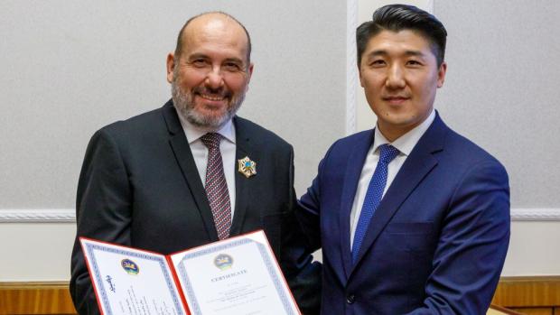 Předávání „Řádu Polární hvězdy“ – nejvyššího státního vyznamenání Mongolska, které může obdržet cizí státní příslušník – řediteli Zoo Praha Miroslavu Bobkovi. Foto Malvína Kahleová, Zoo Praha