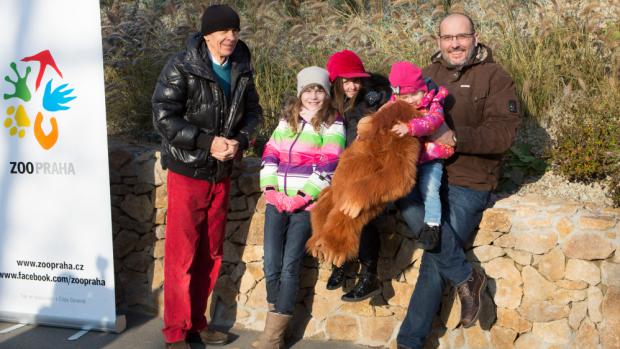 Rekordním návštěvníkem Zoo Praha s číslem 1 400 000 se stal pan Luboš Holan z Prahy s vnoučaty Jesicou a Claudií. Autor: Václav Šilha, Zoo Praha