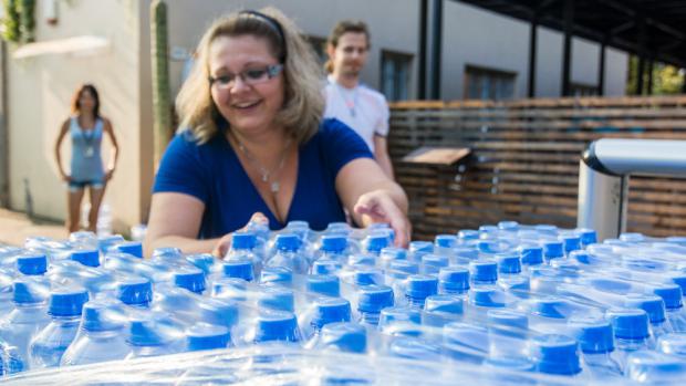 Pro návštěvníky Zoo Praha jsou připraveny malé láhve s vodou. Foto: Petr Hamerník, Zoo Praha 