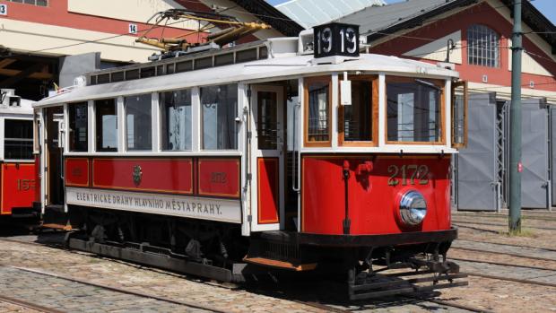 Motorový vůz “ringhoffer” z roku 1929 s číslem 2172 - stejné číslo má ode dneška i první z vozů dětské tramvajky v Zoo Praha. Foto Miroslav Bobek