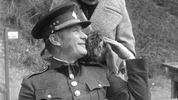 Ing. Josef Zelinka v Zoo Praha ještě v hodnosti podplukovníka. Zdroj: Rakouské filmové muzeum