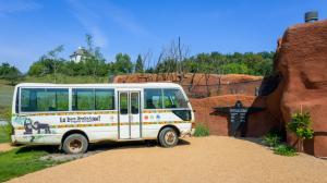 První Toulavý autobus, který po kamerunských cestách najezdil desetitisíce kilometrů, je nyní vystaven před novým pavilonem goril. Foto: Petr Hamerník, Zoo Praha