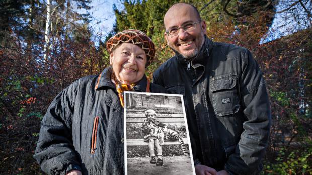 Fotografii Dájinky s tygřetem přihlásila do fotosoutěže Zoo Praha dcera paní Dagmar Šaškové. Sama paní Šašková se o celé věci dozvěděla, až když svůj snímek uviděla zvětšený na stojanu v zoologické zahradě.  Při té příležitosti vznikla i společná fotografie s nynějším ředitelem Zoo Praha. Foto Václav Šilha