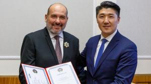 Presenting the Order of the Polar Star – Mongolia’s highest state decoration that can be received by a foreign national – to Miroslav Bobek, Prague Zoo’s Director. Photo: Malvína Kahleová, Prague Zoo 