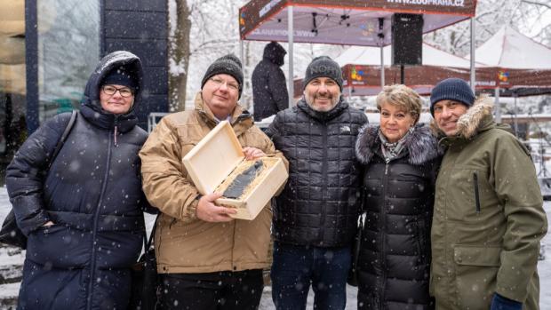 Pracovníci Odboru dopravněsprávních činností Magistrátu hl. m. Prahy převzali cenu Velký Richard z rukou ředitele Zoo Praha Miroslava Bobka (uprostřed). Foto Oliver Le Que, Zoo Praha