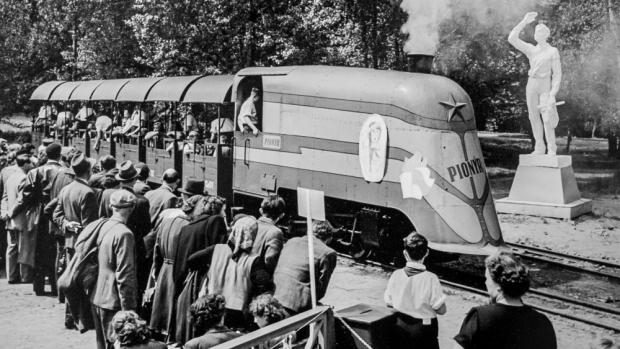 Jiřinka s aerodynamickou kapotáží v roce 1951 na pražském Výstavišti…