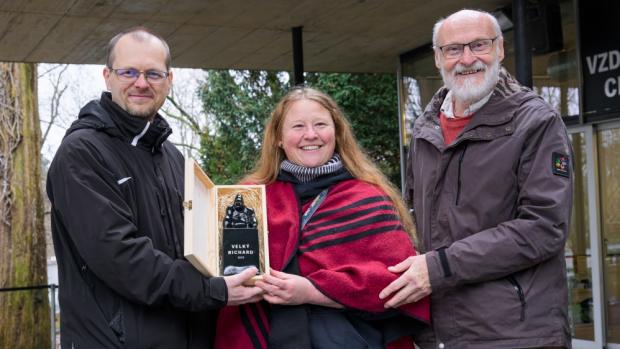 Držitelé Velkého Richarda, zástupci Klubu Terryho Pratchetta. Zleva předseda klubové rady Petr „Hadati“ Čáp, hospodářka klubu Věra „VeHaLi“ Liptáková a kurátor plazů Zoo Praha Petr Velenský. Foto Petr Hamerník, Zoo Praha