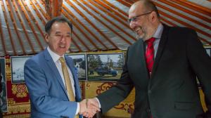 Ministr zahraničních věcí Mongolska pan Damdin Tsogtbaatar a ředitel Zoo Praha Miroslav Bobek v zoo mimo jiné stvrdili úmluvu o ochraně gobijského medvěda mazálaje. Foto: Tereza Mrhálková, Zoo Praha