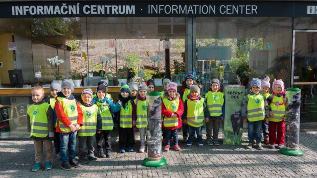 Kromě starých mobilů se letos odevzdávaly i tablety. Foto: Petr Hamerník, Zoo Praha