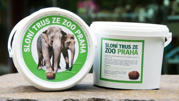 Kyblíky sloního trusu jsou v prodeji pouze v areálu Zoo Praha za cenu 70 korun (foto: Tomáš Adamec, Zoo Praha)