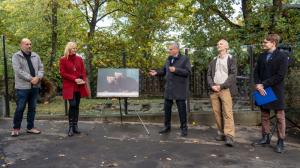 Slavnostní odhalení jmen psů pralesních proběhlo v pravé poledne v areálu malých amerických šelem za účasti ředitele Zoo Praha Miroslava Bobka i vzácných hostů z Magistrátu hl. m. Prahy. Zleva: Ředitel Zoo Praha Miroslav Bobek, náměstkyně primátora hl. m. Prahy pro oblast životního prostředí Jana Komrsková, primátor hl. m. Prahy Bohuslav Svoboda, kurátor savců Pavel Brandl a tiskový mluvčí Zoo Praha Filip Mašek. Foto Oliver Le Que, Zoo Praha