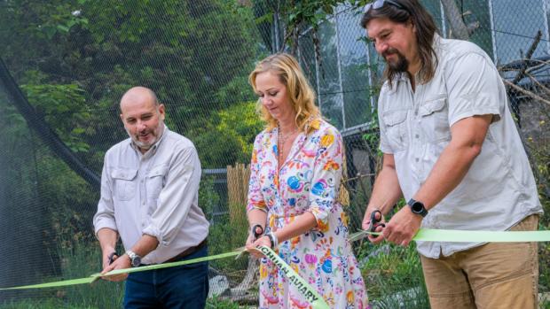 Slavnostního přestřižení pásky u nové voliéry Sečuán v Zoo Praha se ujal (zleva) ředitel zoo Miroslav Bobek, náměstkyně primátora hl. m. Prahy pro oblast životního prostředí Jana Komrsková a kurátor ptáků Antonín Vaidl. Foto Petr Hamerník, Zoo Praha