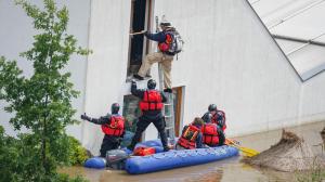 V Pavilonu goril sahala voda do výšky 4,7 m a zastavila se naštěstí pod úrovní povodňové věže. Díky předchozímu tréninku do ní všechny samice i mláďata přešly bez potíží, jen samce Richarda bylo nutné uspat a do věže ho přenést. Chovatelé pak na raftu zvířata navštěvovali, aby je zkontrolovali, nakrmili a uklidňovali. Photo: Tomáš Adamec