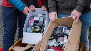 Strážci pralesa – předání mobilních telefonů, foto (archiv): Petr Hamerník