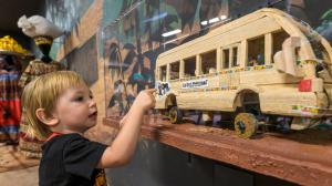 Model Toulavého autobusu, který darovaly řediteli Zoo Praha děti z Kamerunu, mohou nyní obdivovat malí i velcí návštěvníci pavilonu Rezervace Dja. Foto: Petr Hamerník, Zoo Praha 