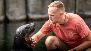 Oslo se učí veterinárnímu tréninku s vrchním chovatelem Jakubem Mezeiem v Zoo Praha. Foto Oliver Le Que, Zoo Praha