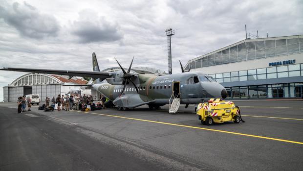Armádní letoun CASA je připraven na nakládku. Foto: Petr Hamerník, Zoo Praha