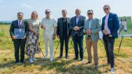 Hlavní účastníci dnešní slavnostní akce na Dívčích hradech: Zleva velvyslanec Mongolska v ČR Damdin Gansukh, náměstkyně primátora hl. m. Prahy pro oblast životního prostředí Jana Komrsková, zpěváci Marian Vojtko a Michal Bragagnolo, dále ředitel Zoo Praha Miroslav Bobek a další dva z tenorů, Pavel Vítek a Jan Kříž. Foto: Petr Hamerník, Zoo Praha 